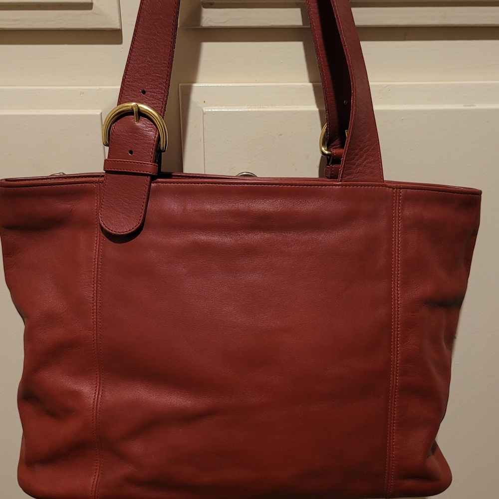 Coach Red Leather Shoulder Bag Elegant Design